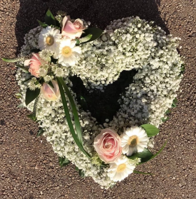 Open heart - Delicate and beautiful gypsophilia based heart, with a cluster of flowers in your colour choice.
Available in 3 different sizes. Open heart - Delicate and beautiful gypsophilia based heart, with a cluster of flowers in your colour choice.
Available in 3 different sizes.